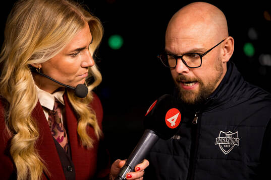 TV4 kommentatorn Kajsa Kelméus intervjuar Karlskogas