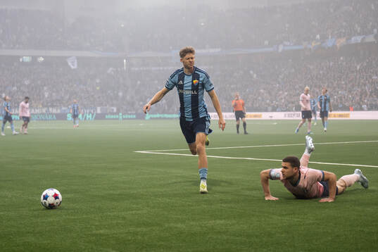 Djurgårdens Patric Åslund och Malmö FFs Gabriel Busanello