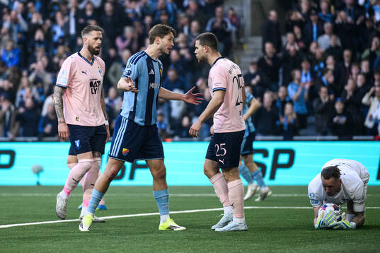 Djurgårdens Miro Tenho och Malmö FFs Gabriel Busanello