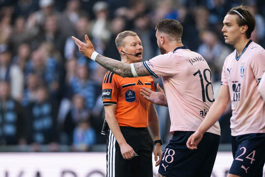 Domare Fredrik Klitte och Malmö FFs Pontus Jansson