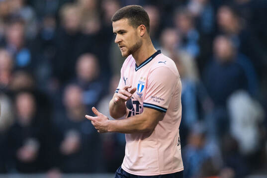 Malmö FFs Gabriel Busanello deppar