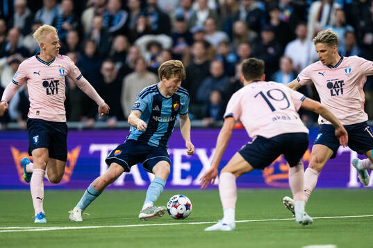 Malmö FFs Otto Rosengren och Jens Stryger Larsen mot