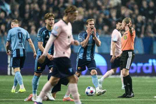 Djurgårdens Hampus Finndell i diskussion med Domare