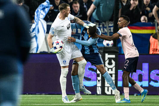 Malmö FFs målvakt Robin Olsen och Taha Ali och