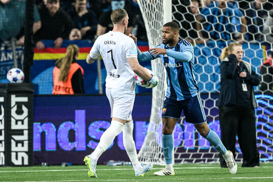 Malmö FFs målvakt Robin Olsen och Djurgårdens Leon Hien