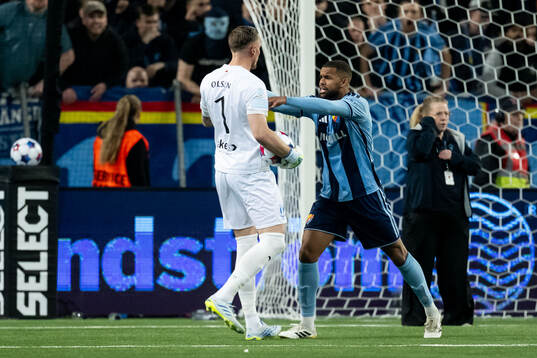 Malmö FFs målvakt Robin Olsen och Djurgårdens Leon Hien