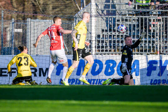 Degerfors Ludvig Fritzson och Elfsborgs målvakt Isak