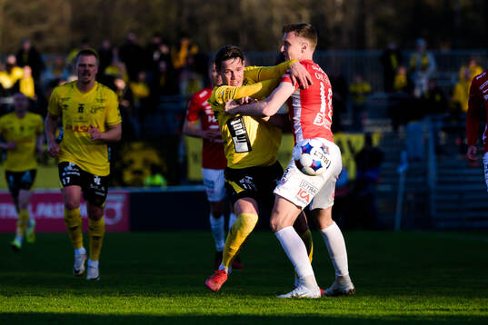 Elfsborgs Taylor Silverholt och Degerfors Sebastian Ohlsson