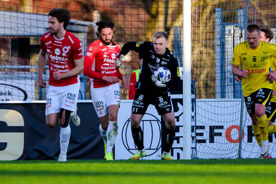 Degerfors Dijan Vukojevic och Elfsborgs målvakt Isak