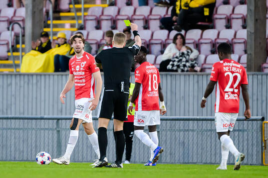 Degerfors Juhani Pikkarainen tilldelas ett gult kort av