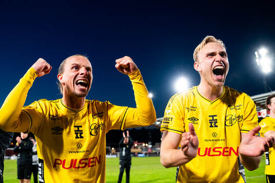 Elfsborgs Niklas Hult och Leo Östman jublar