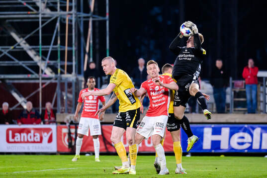 Degerfors Sebastian Ohlsson  och Elfsborgs målvakt Isak