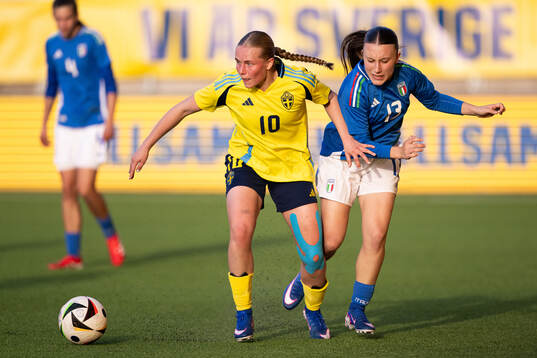 Nova Selin of Sweden and Martina Tosello of Italy