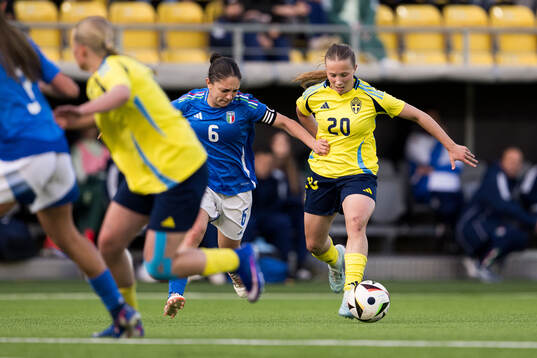 Maya Cherubini of Italy and Fanny Peterson of Sweden