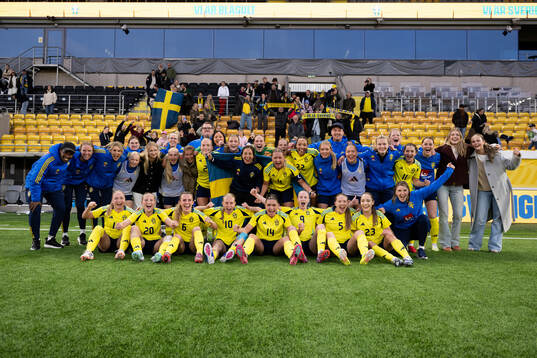 Players of Sweden celebrates