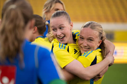 Players of Sweden celebrates