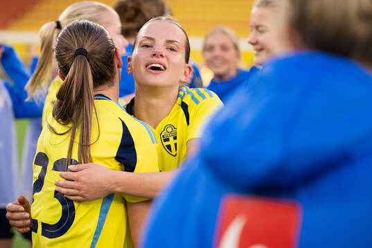 Players of Sweden celebrates
