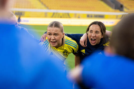 Alice Broman and coach Briana Campos of Sweden celebrates