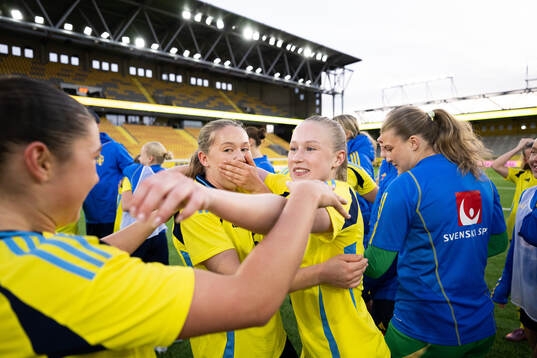 Players of Sweden celebrates