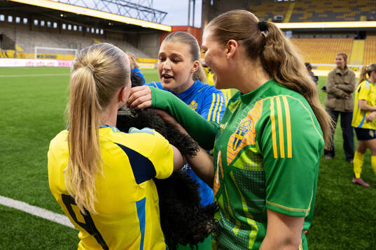 Goalkeeper Fanny Jurander and goalkeeper Hanna Karlsson of