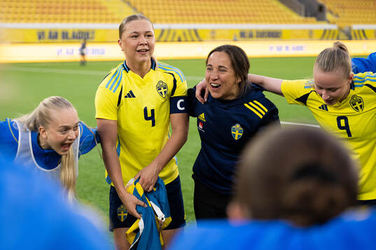 Alice Broman and coach Briana Campos of Sweden celebrates