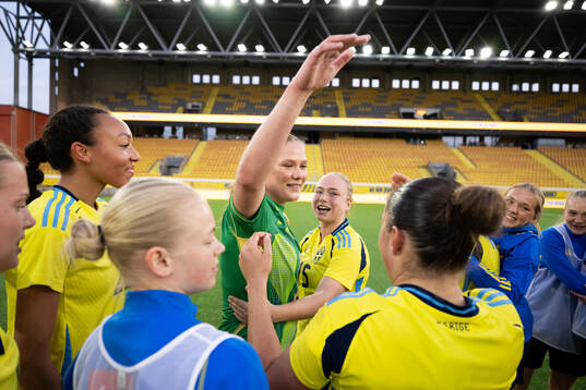 Goalkeeper Hanna Karlsson and Nicole Molin Kock of Sweden