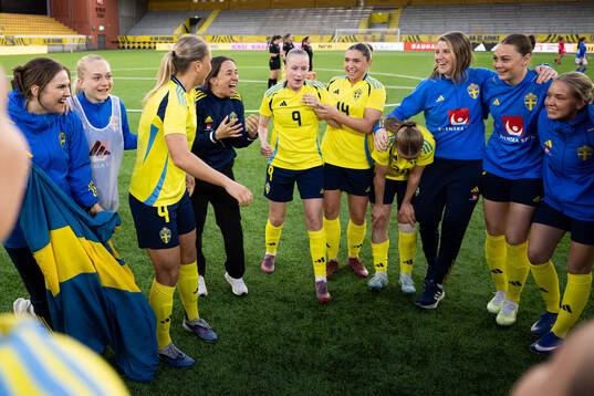 Coach Briana Campos celebrate with players of Sweden