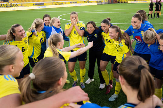 Coach Briana Campos celebrate with players of Sweden