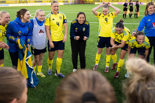 Coach Briana Campos celebrate with players of Sweden