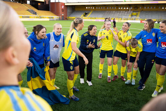 Coach Briana Campos celebrate with players of Sweden