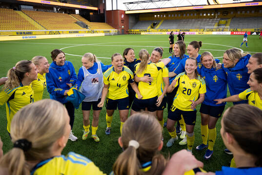 Coach Briana Campos celebrate with players of Sweden