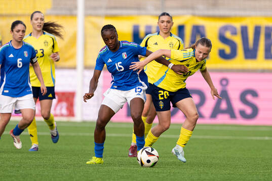 Karen Appiah Amoakoah of Italy and Fanny Peterson of Sweden