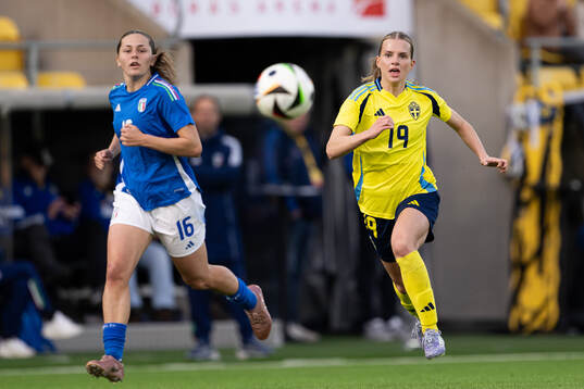 Alice Bertola of Italy and Agnes Ekberg of Sweden