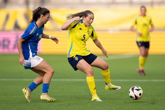 Elisa Bonanomi of Italy and Paula Broddner Klingspor of