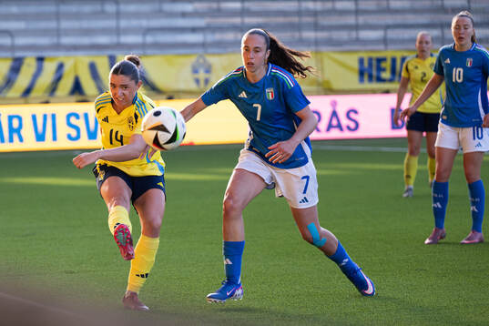 dThea Staffansson of Sweden and Giulia Galli of Italy uring
