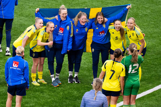 Players and coaching staff of Sweden celebrates