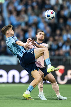 Djurgårdens Patric Åslund och Malmö FFs Gabriel Busanello