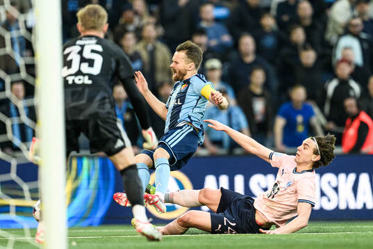 Djurgårdens Jacob Une och Malmö FFs Oscar Sjöstrand