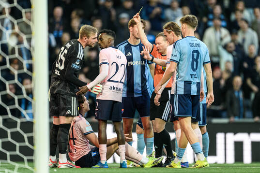 Malmö FFs Oscar Sjöstrand tilldelas ett gult kort av