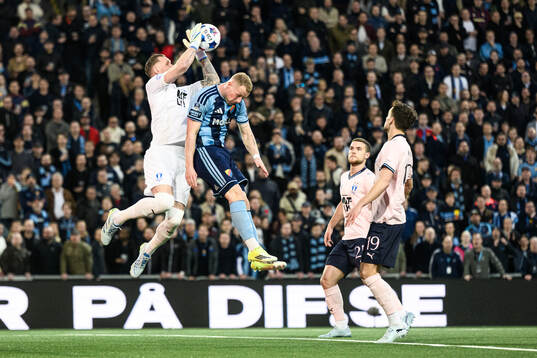 Malmö FFs målvakt Robin Olsen och Djurgårdens Kristian