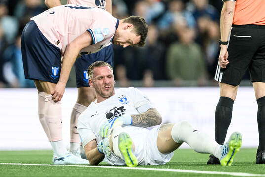 Malmö FFs målvakt Robin Olsen har ont