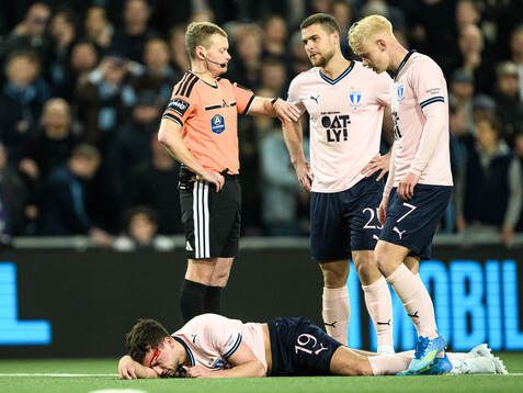 uMalmö FFs Colin Rösler har ont nder fotbollsmatchen i