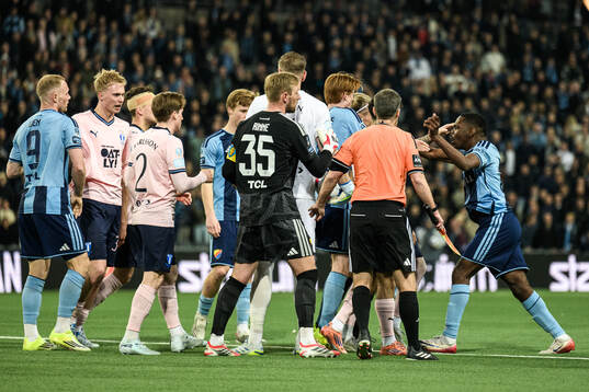 Malmö FFs målvakt Robin Olsen och Djurgårdens Leon Hien