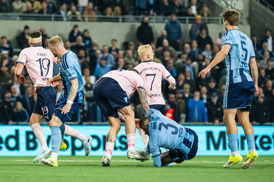 Malmö FFs Pontus Jansson och Djurgårdens Leon Hien