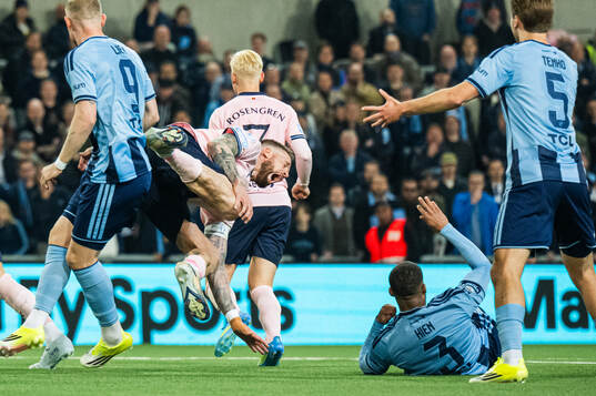 Malmö FFs Pontus Jansson och Djurgårdens Leon Hien