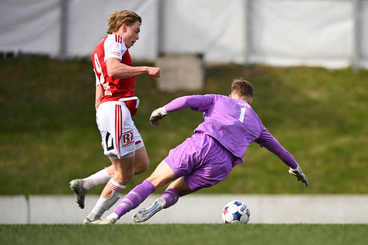 Sandvikens William Thellsson och Värnamos målvakt Hugo
