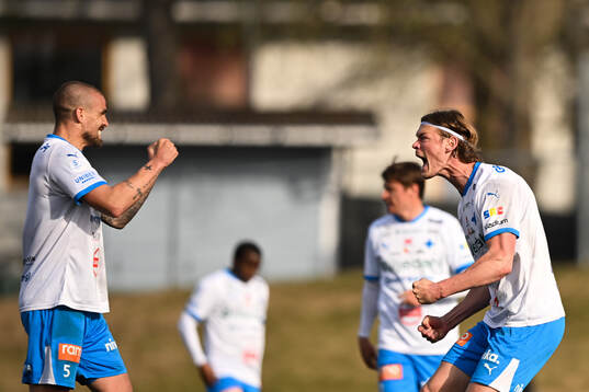 IFK Värnamos spelare jublar