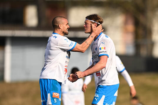 IFK Värnamos spelare jublar