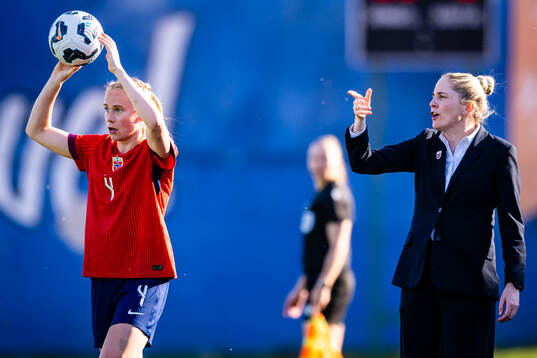 Julie Blakstad and head coach Gemma Grainger of Norway