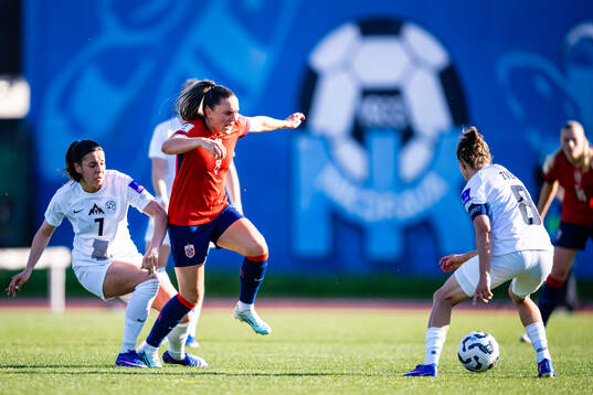 Nina Kajzba of Slovenia and Vilde Bøe Risa of Norway